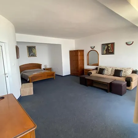 Noy فندق فارنا